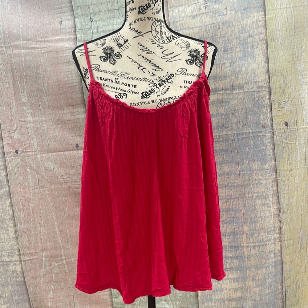 Good used condition Woman’s Old Navy top. Size is XXL.